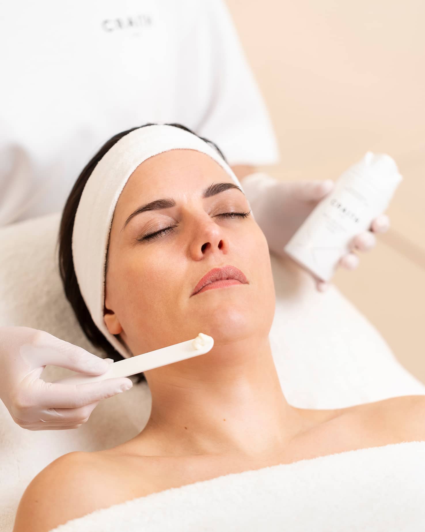 Frau erhält eine Gesichtsbehandlung mit Craithlab Pflegeprodukten