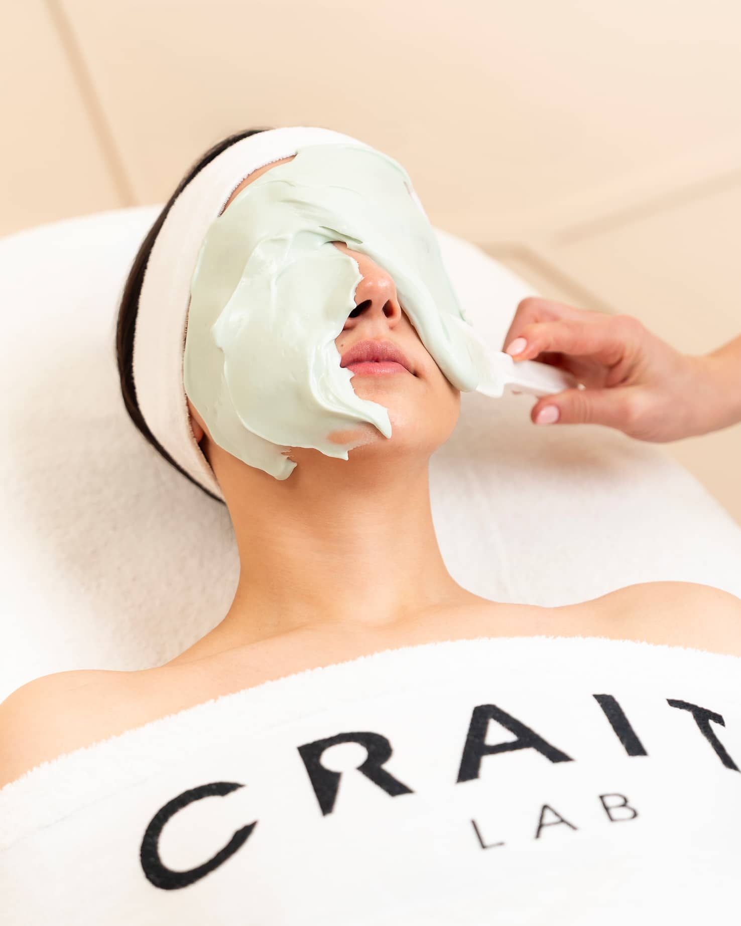 Frau erhält eine Gesichtsbehandlung mit Craithlab Gesichtsmaske